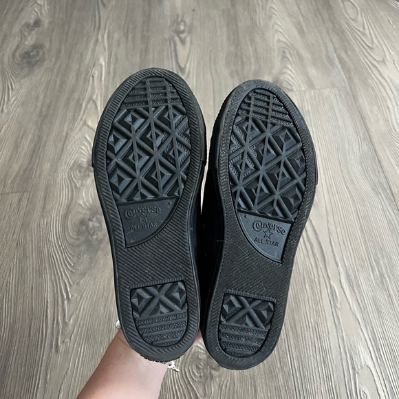 Girls converse - Picture 2 of 4